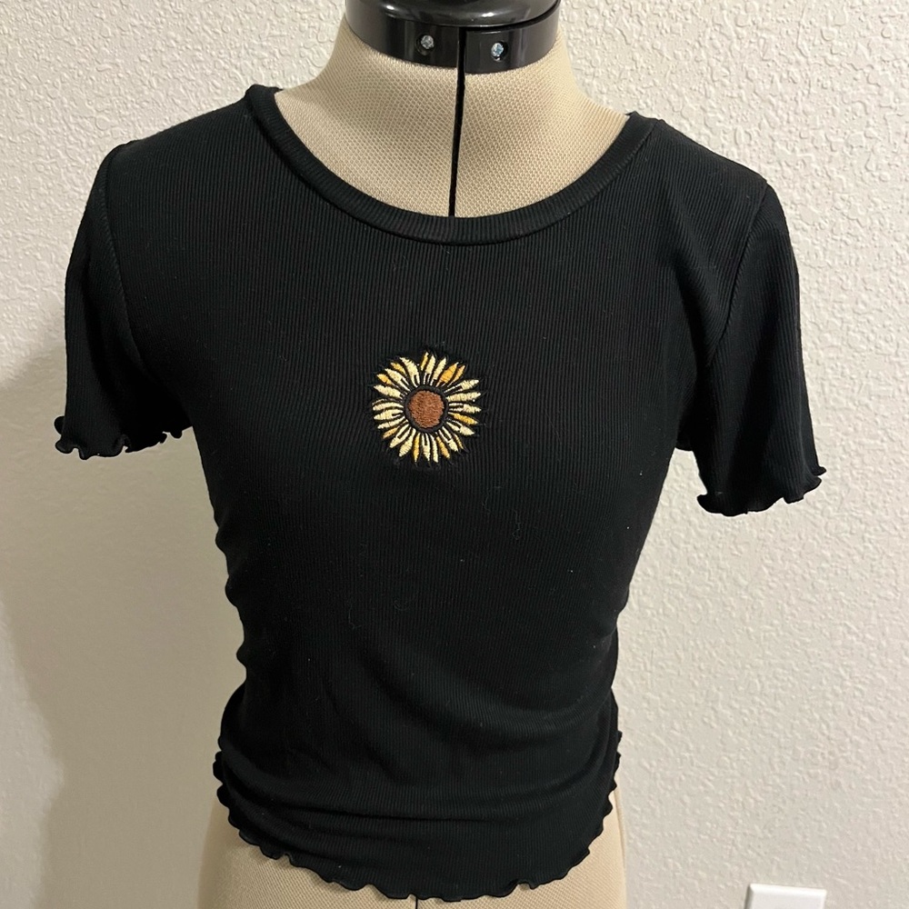 Womens Black semi cropped short sleeve with sunflower -size XS